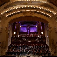 Symfonie tisíců se do Smetanovy síně sotva vešla