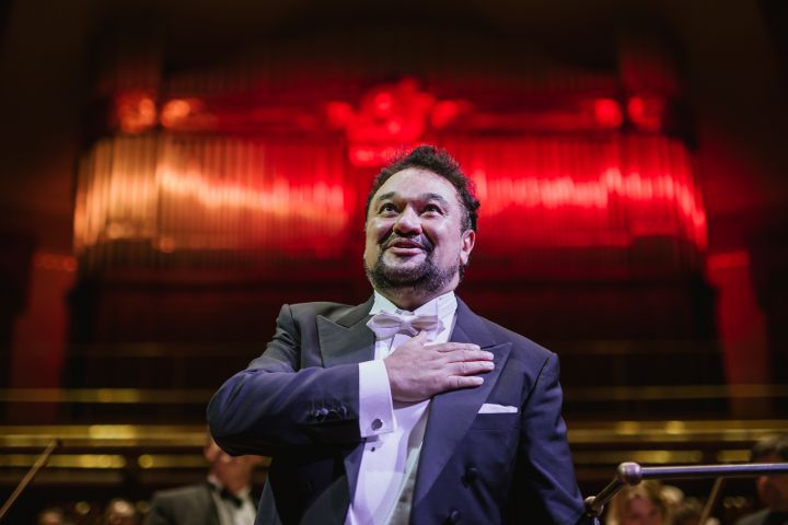 VIDEO: Ramón Vargas, jeden z nejžádanějších světových tenorů vystoupil na Prague Proms. Vyprodaná Smetanova síň Obecního domu mu aplaudovala ve stoje.