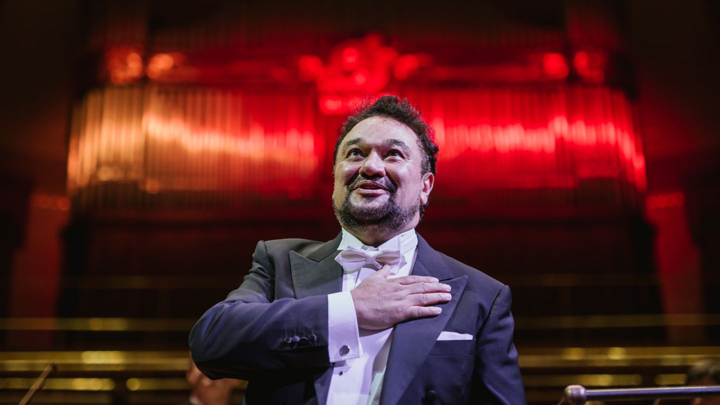 VIDEO: Ramón Vargas, jeden z nejžádanějších světových tenorů vystoupil na Prague Proms. Vyprodaná Smetanova síň Obecního domu mu aplaudovala ve stoje.